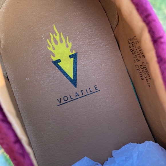 Volatile Women's NWT Burgundy Velvet Slip On Loafers - Size 7 - Picture 8 of 16